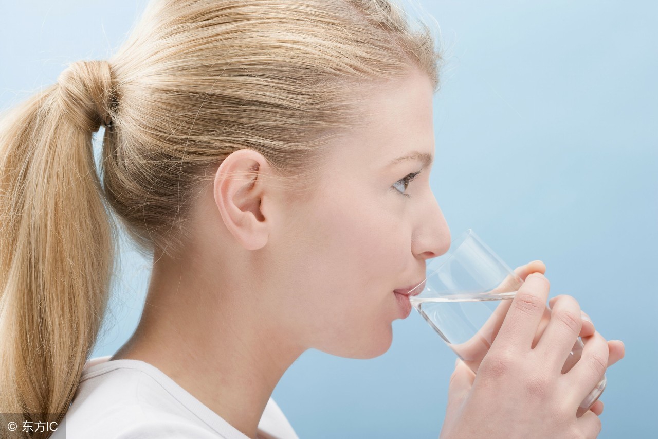 脸部发红脱皮是什么原因引起的,脸部会脱皮