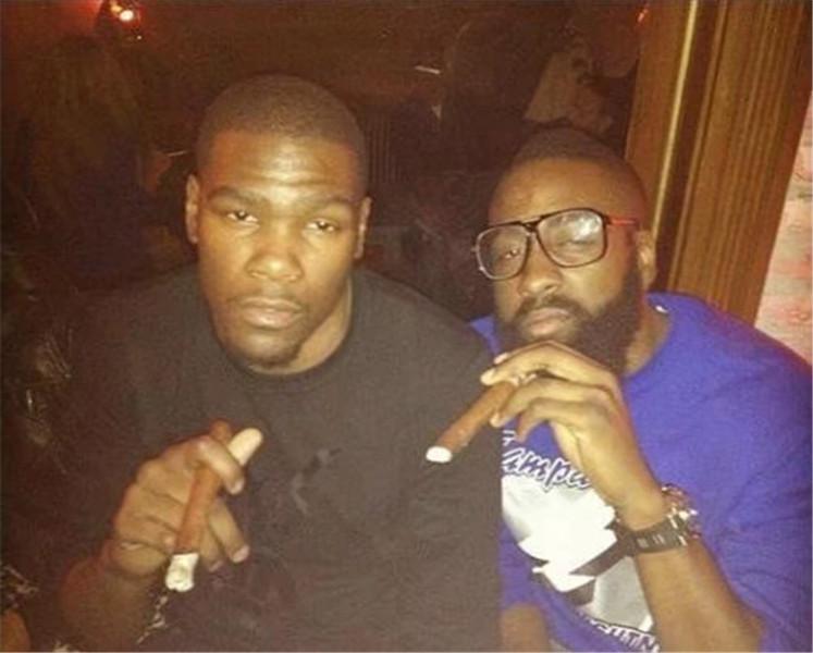 吸烟有害运动生涯？超巨和女友海边度假他抽的不是雪茄是香烟