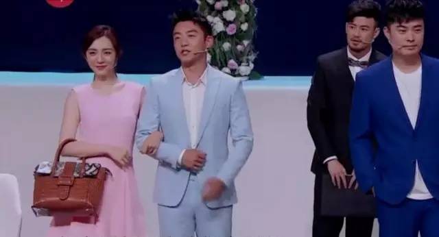 88年小姐姐人美心善，热心公益，郑恺见她脸都红了？