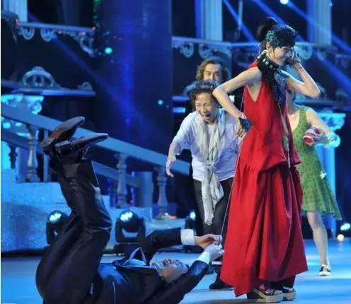 明星摔倒瞬间，张韶涵狰狞，周立波四脚朝天，胡歌承包了全年笑点