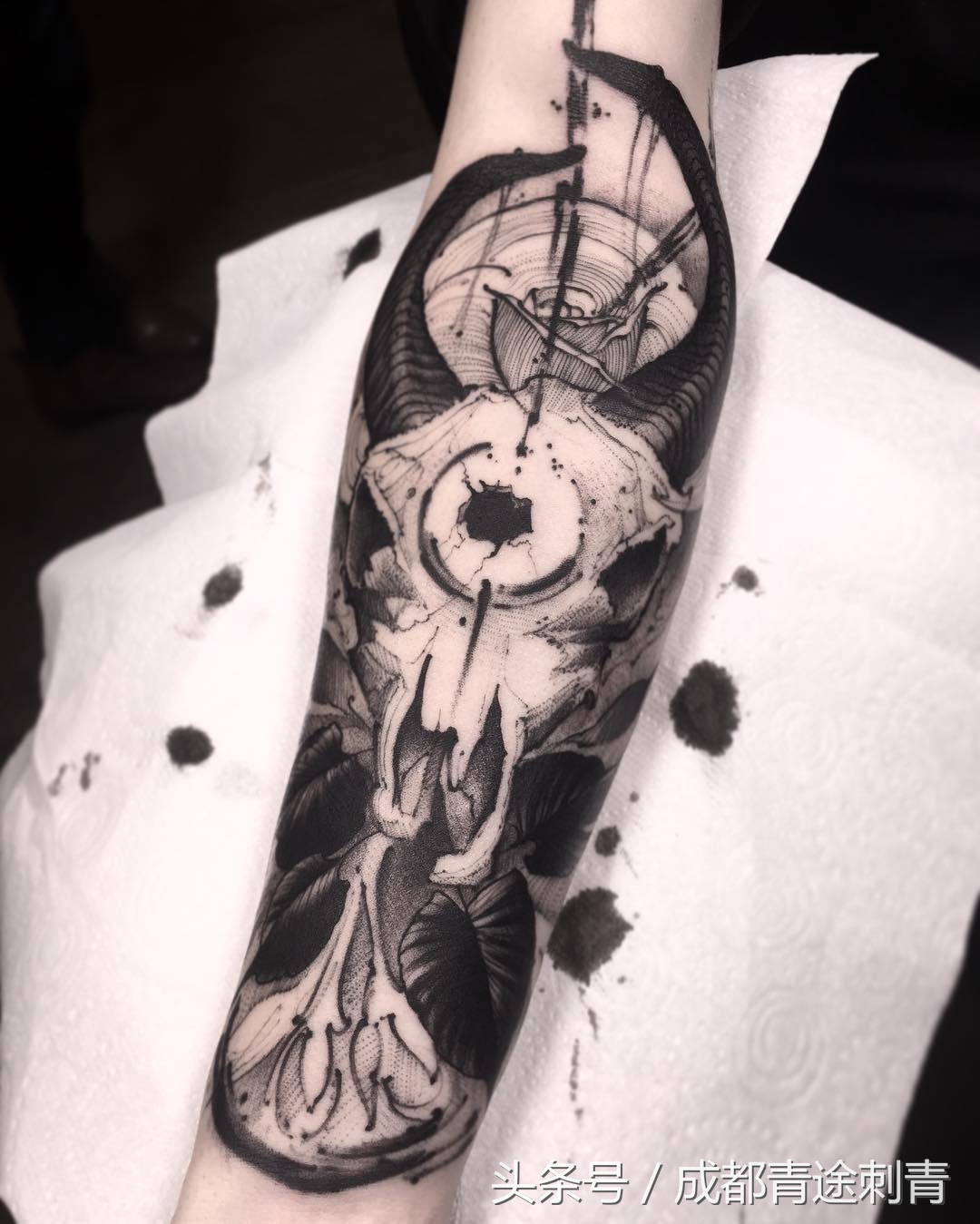 从球场到纹身店，一个差点被足球“耽误”的纹身师