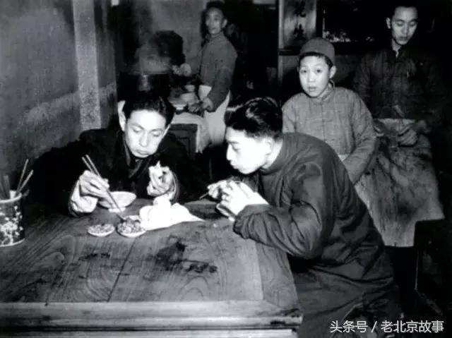 老北京人最讲究饭桌上的规矩,老北京饭桌上的规矩