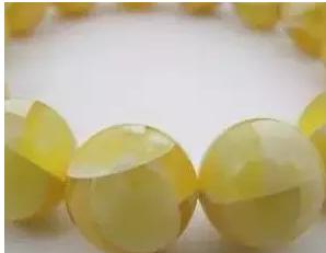 俄料蜜蜡和乌料蜜蜡原石,蜜蜡有假的吗假的是什么材料的