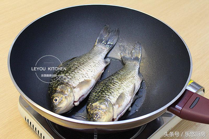 如何炖鲫鱼汤更好喝,怎样煮鲫鱼汤才有营养价值