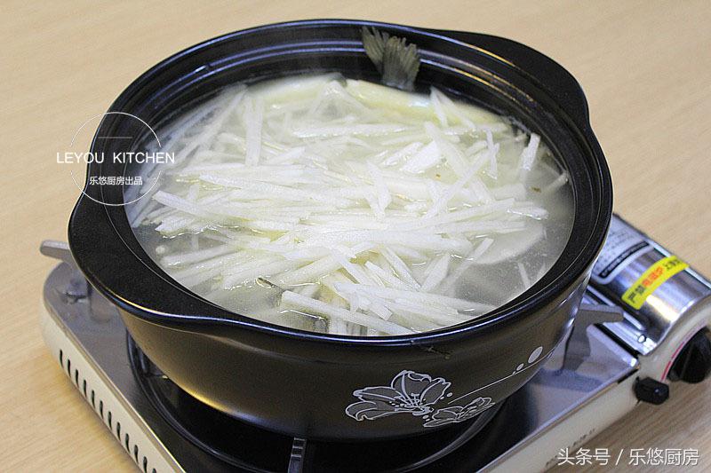 如何炖鲫鱼汤更好喝,怎样煮鲫鱼汤才有营养价值
