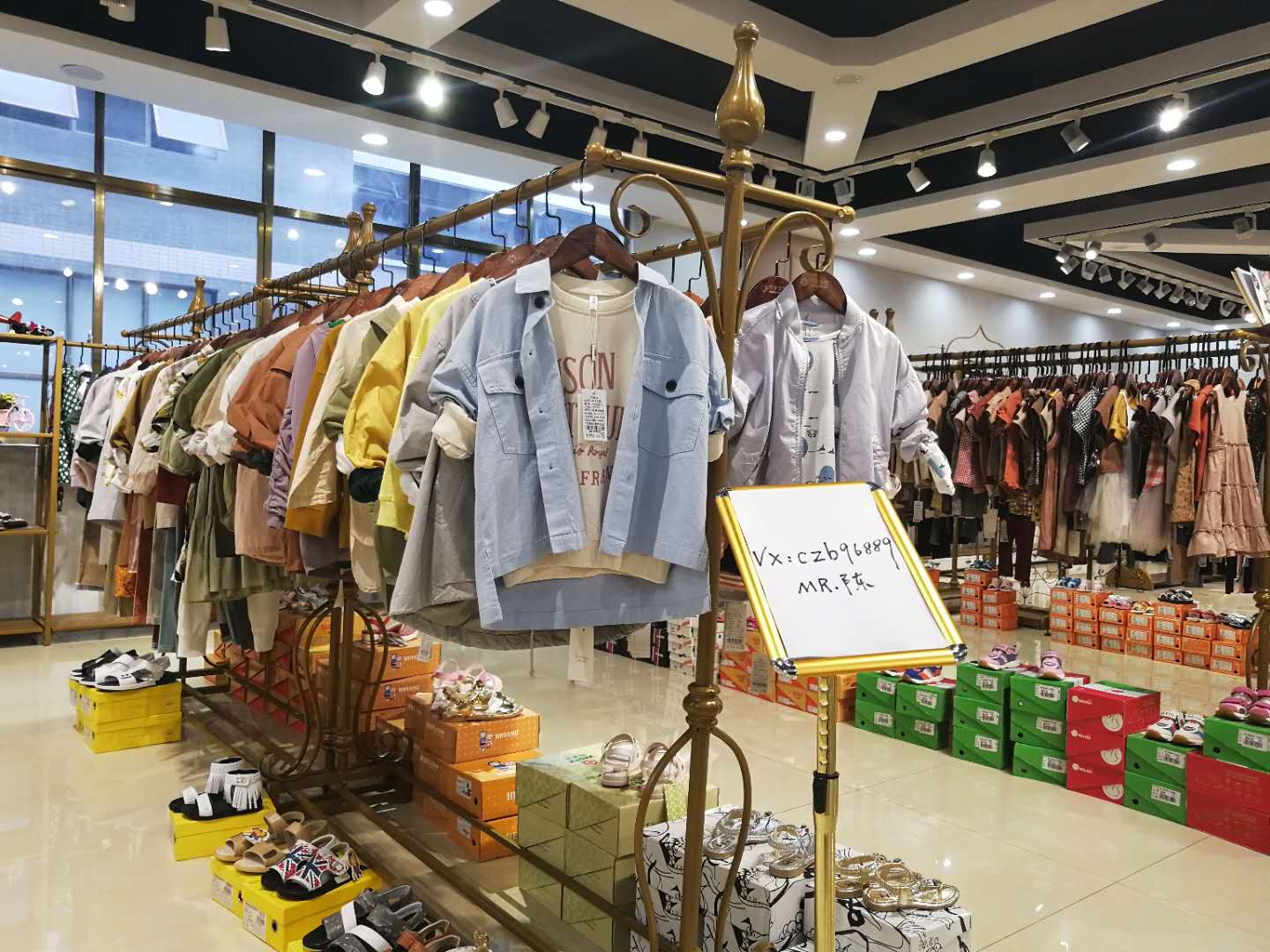 什么是品牌折扣女装批发,什么是品牌童装折扣库存