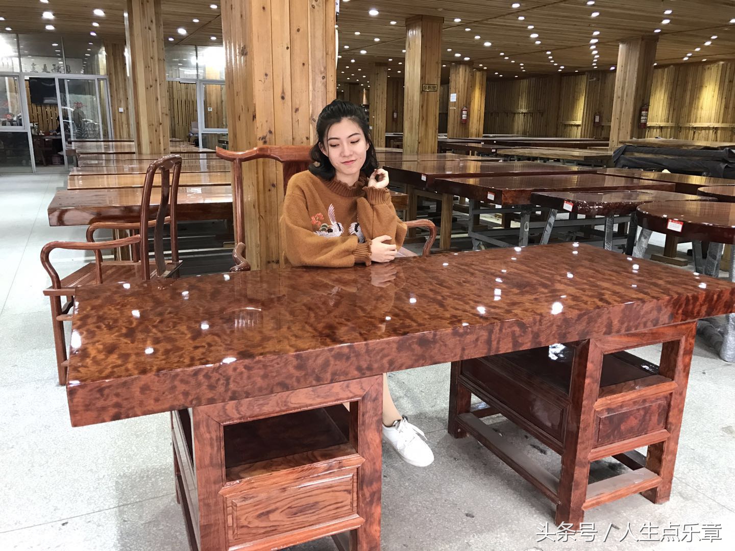 杭州老师3000元买的实木桌,引万千网友热议,专家鉴定后价值百万