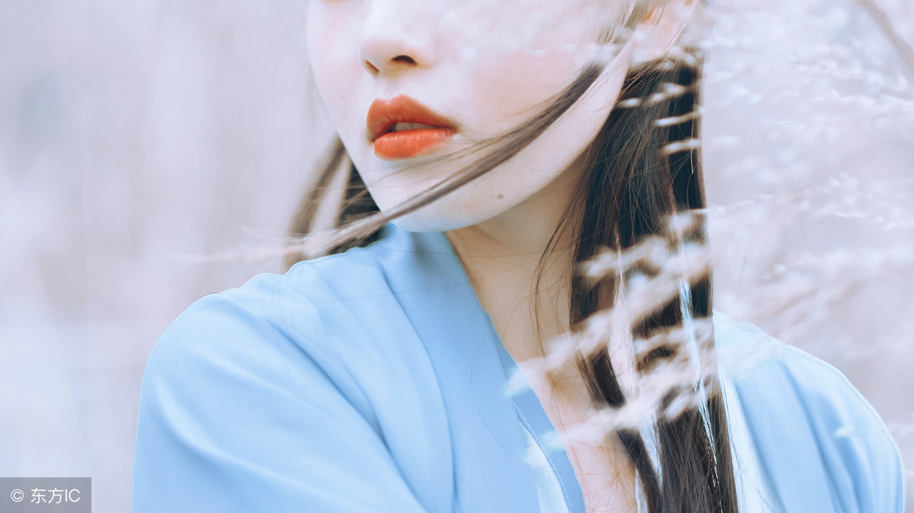 “你，就是那个不给我摸手，还把我推到湖里的骚包太子？”