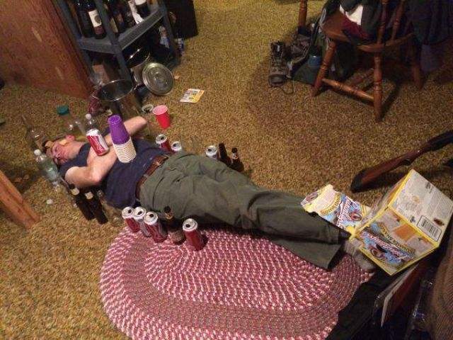 一位教授给孩子批改作业,一个老师给学生发试卷