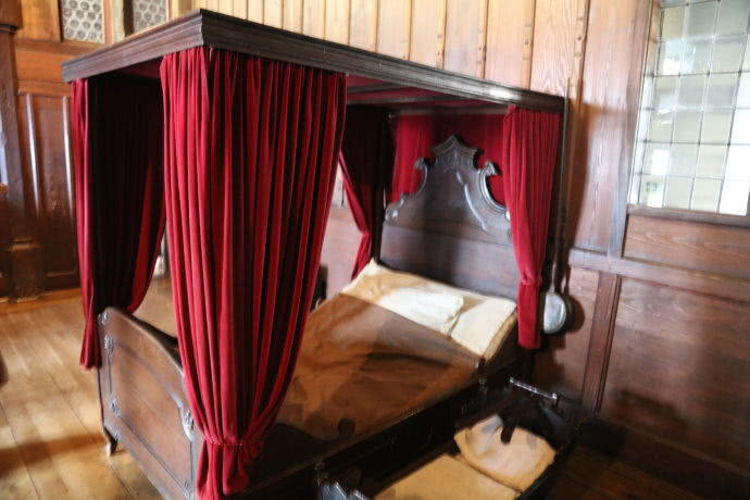 德国这个中世纪古堡,厕所正对餐厅,墙上挂着贞操带!