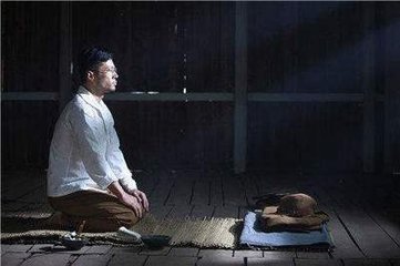 日本人切腹自杀时,为何要叫人把自己的头颅砍下来?玩花样!