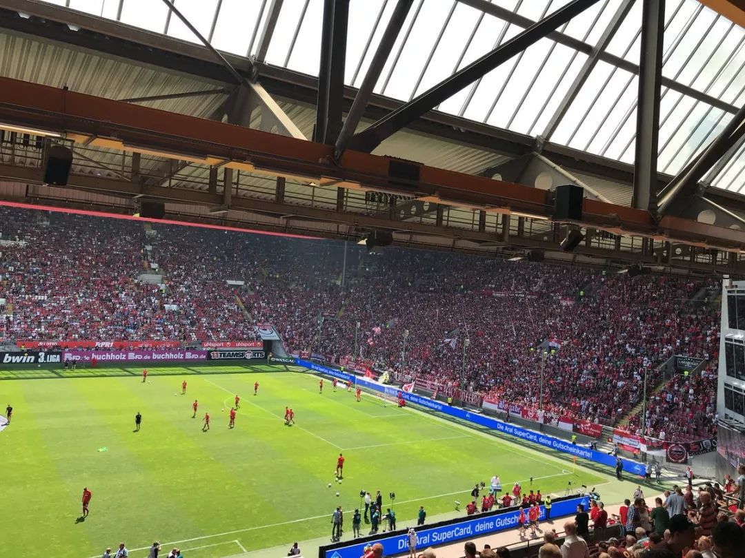 为什么一场丙级联赛能吸引4万球迷，你不看足球，所以你不知道