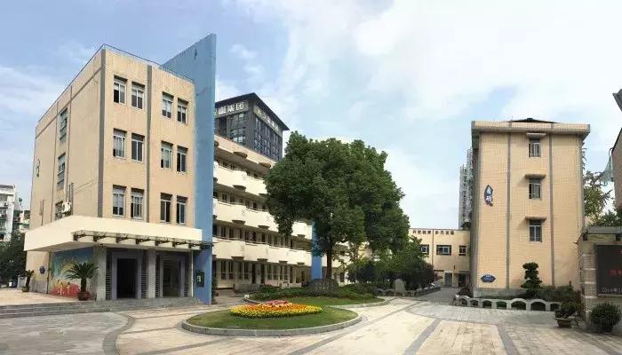 这所航母级学校历经百年，独特的教育理念让家长都想把孩子送到这