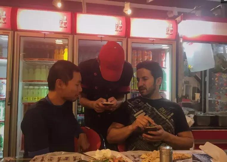 这个石油国家反感美国，和日本有仇，却全力拥护中国！