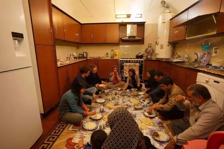 这个石油国家反感美国，和日本有仇，却全力拥护中国！