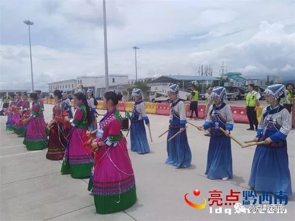 兴义万峰林飞机降落视频夜景,兴义万峰林机场飞机起飞视频