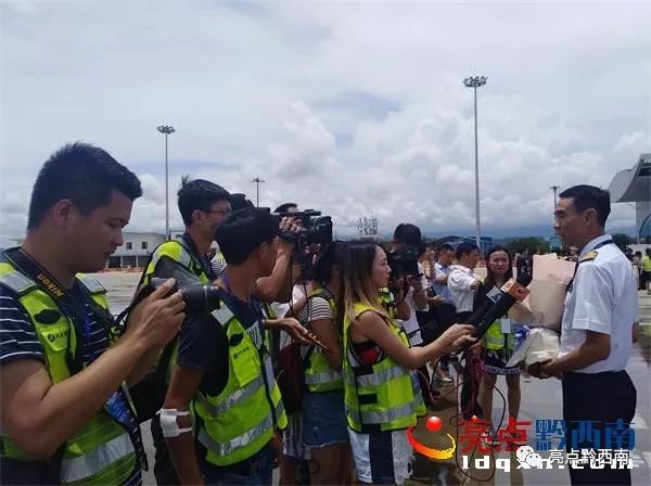 兴义万峰林飞机降落视频夜景,兴义万峰林机场飞机起飞视频