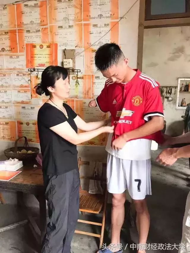 夸奖孩子拿到录取通知书,录取通知书骄傲的少年