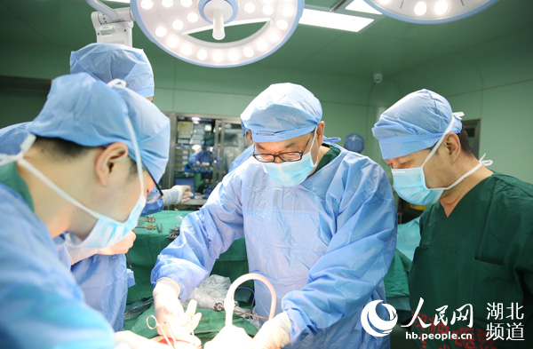 男子长10斤肿瘤专家6小时切除,22岁小伙肾上腺肿瘤