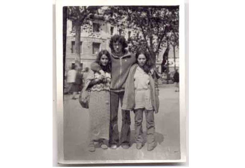 我说，和浪漫主义狗一起，我要留在这儿