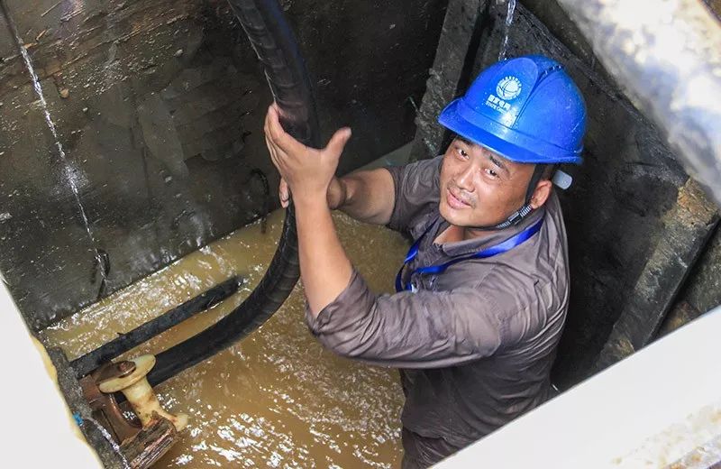 高温送清凉致敬烈日下的坚守 (致敬高温下坚守的你们)