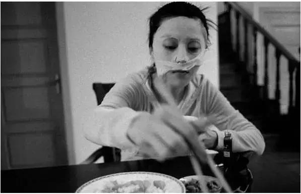 猫砂敷脸、蜜蜂毒疗，女明星怪异美容法真的有效？