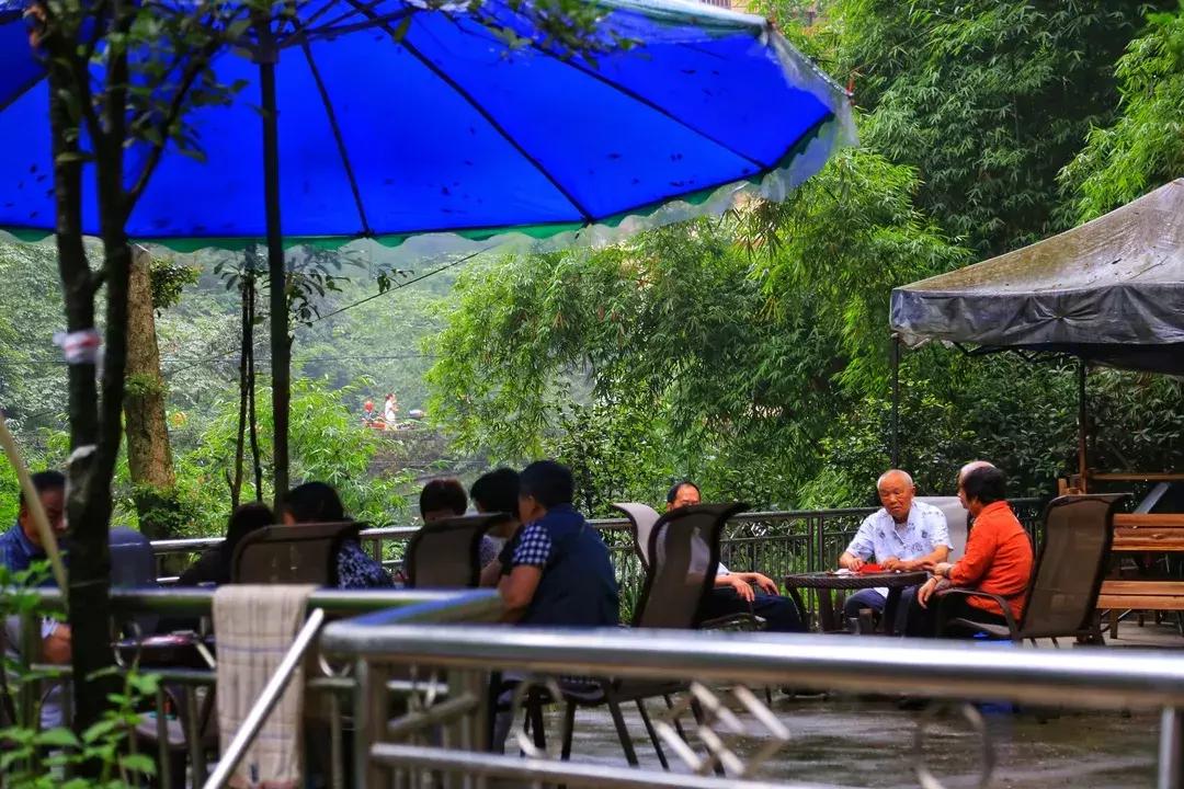 峨眉山吃住玩一体的地方,峨眉山徒步休息住宿