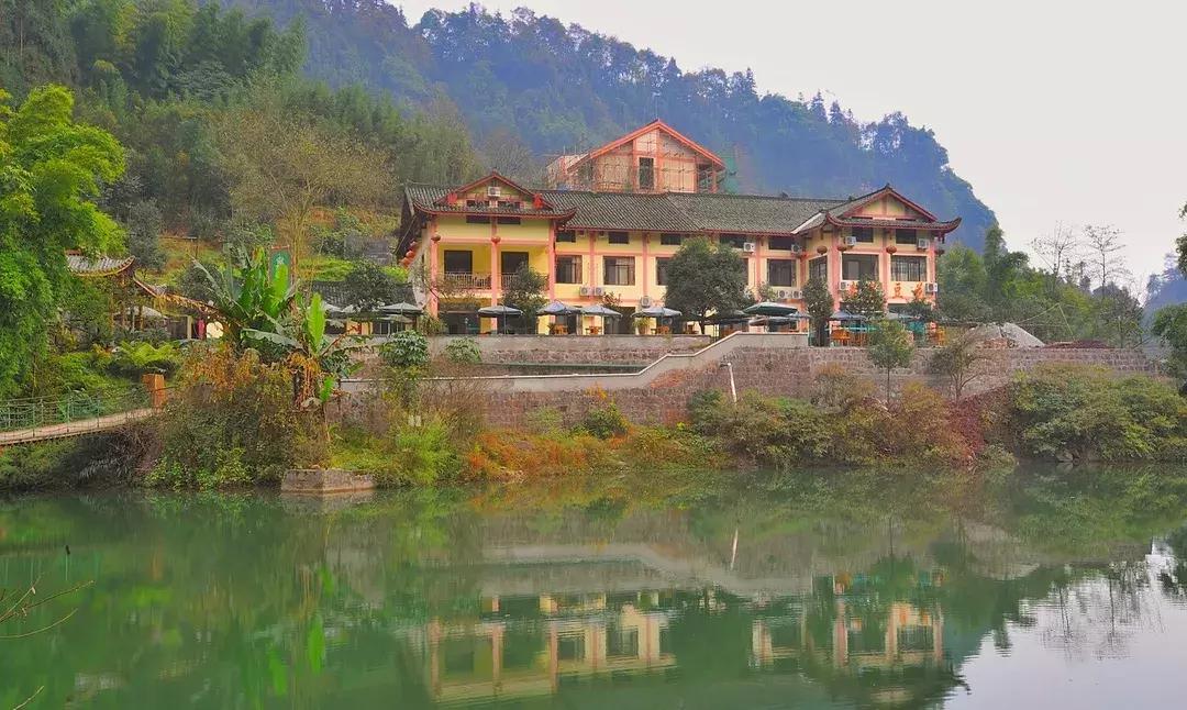 峨眉山吃住玩一体的地方,峨眉山徒步休息住宿