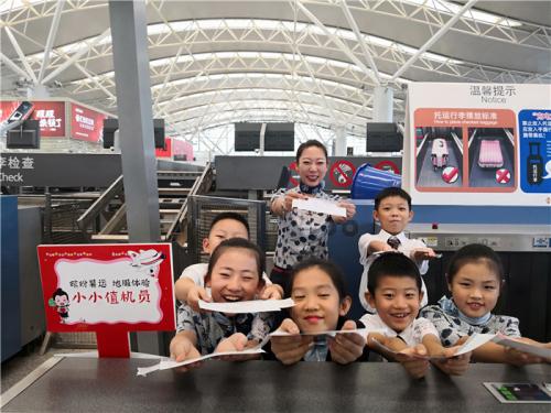 今天我们和妈妈一起为您办登机牌