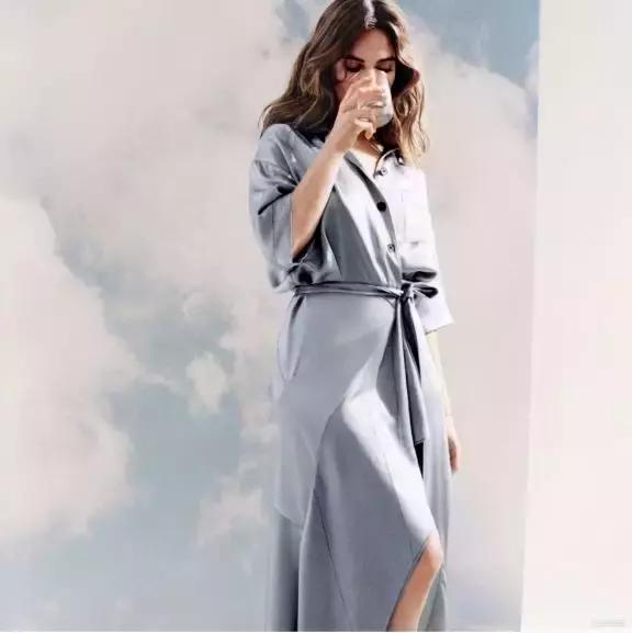 女孩穿上水晶鞋可以操控整个世界,穿上水晶鞋变成美女