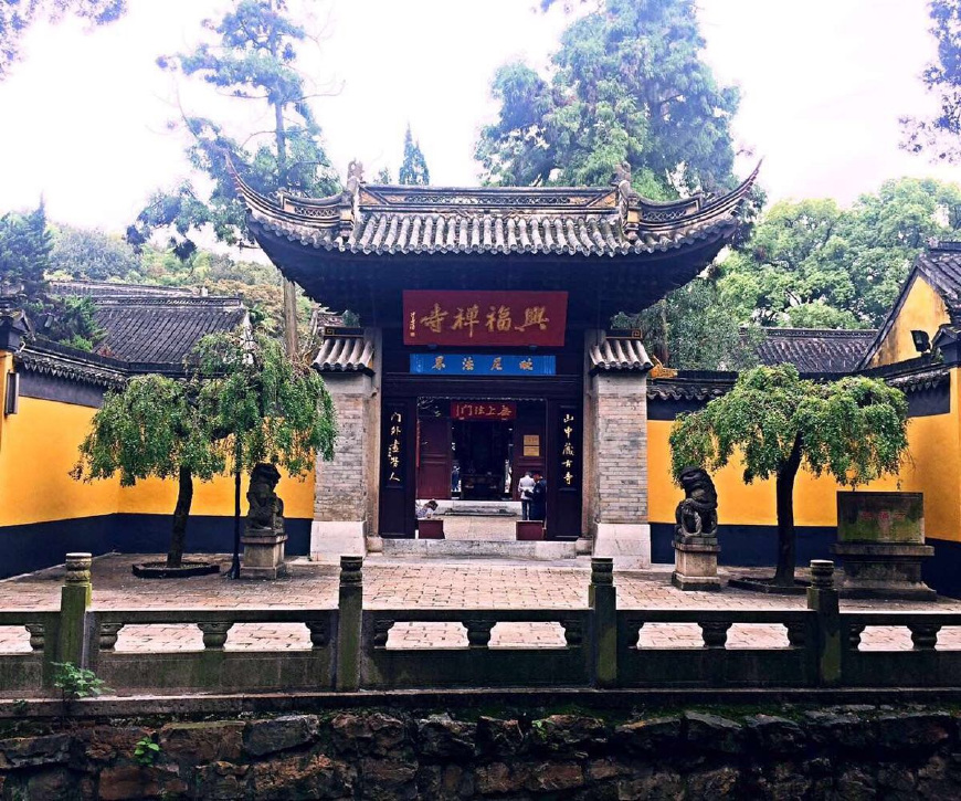 江苏省常熟市，岁无水旱之灾得名，沙家浜闻名遐迩，全国文明城市