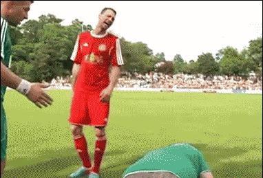 足球场上假摔搞笑视频,足球场上犯规搞笑视频