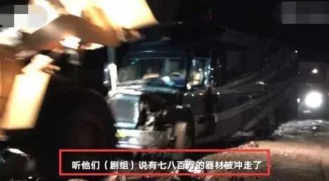 成龙救援房车视频,成龙房车被困泥石流