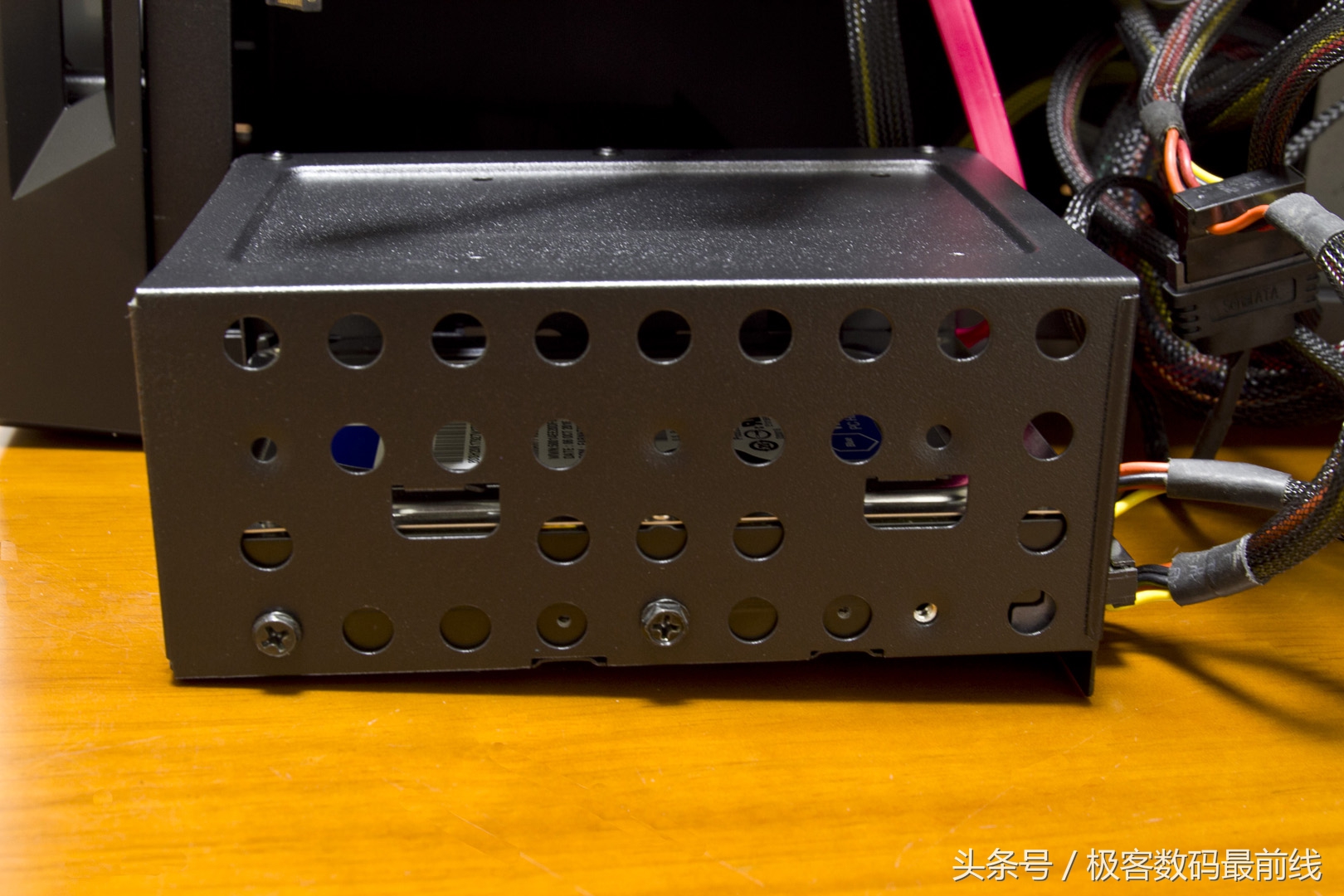 联力双子座幻彩和rgb的区别,联力双子座幻彩