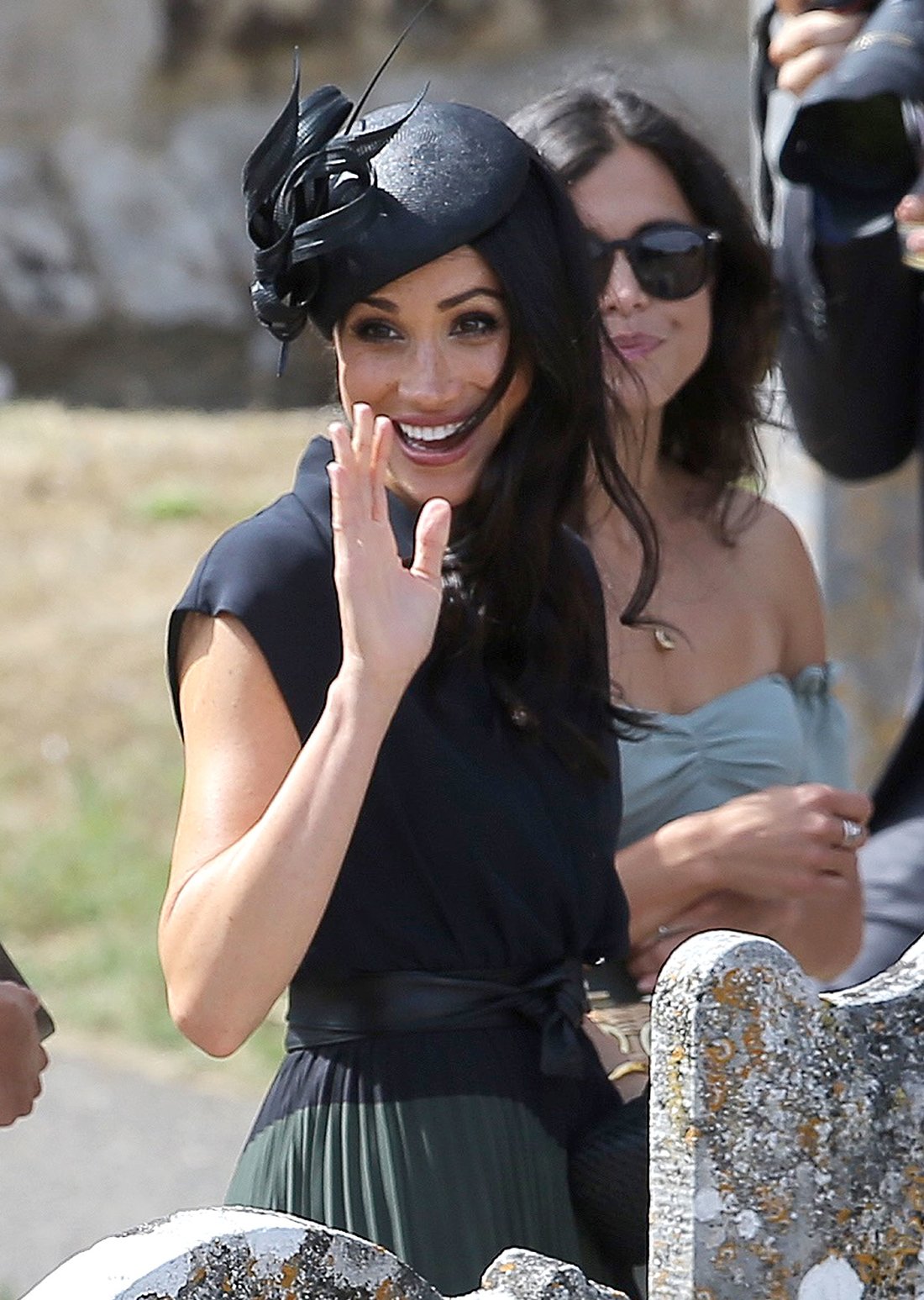 梅根穿全黑礼服参加朋友婚礼,梅根婚礼首秀