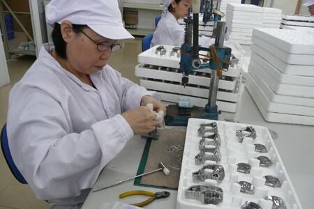 外媒联合专家潜入最大奢品地下工厂！查获大批Rolex！大发雷霆