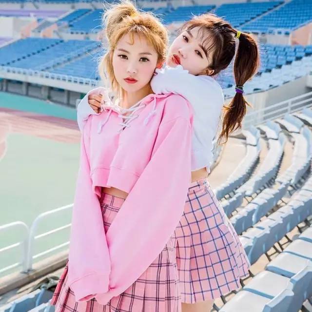 皮肤暗黄怎么穿才显白,暗黄皮肤适合穿衣色