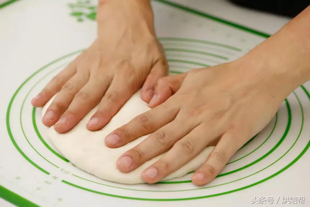 做出来的面包大部分都好看,这款面包真好吃做法简单造型别致