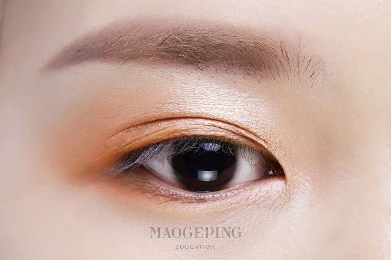 如何用眼影画整个眼妆,画完眼影上粉底