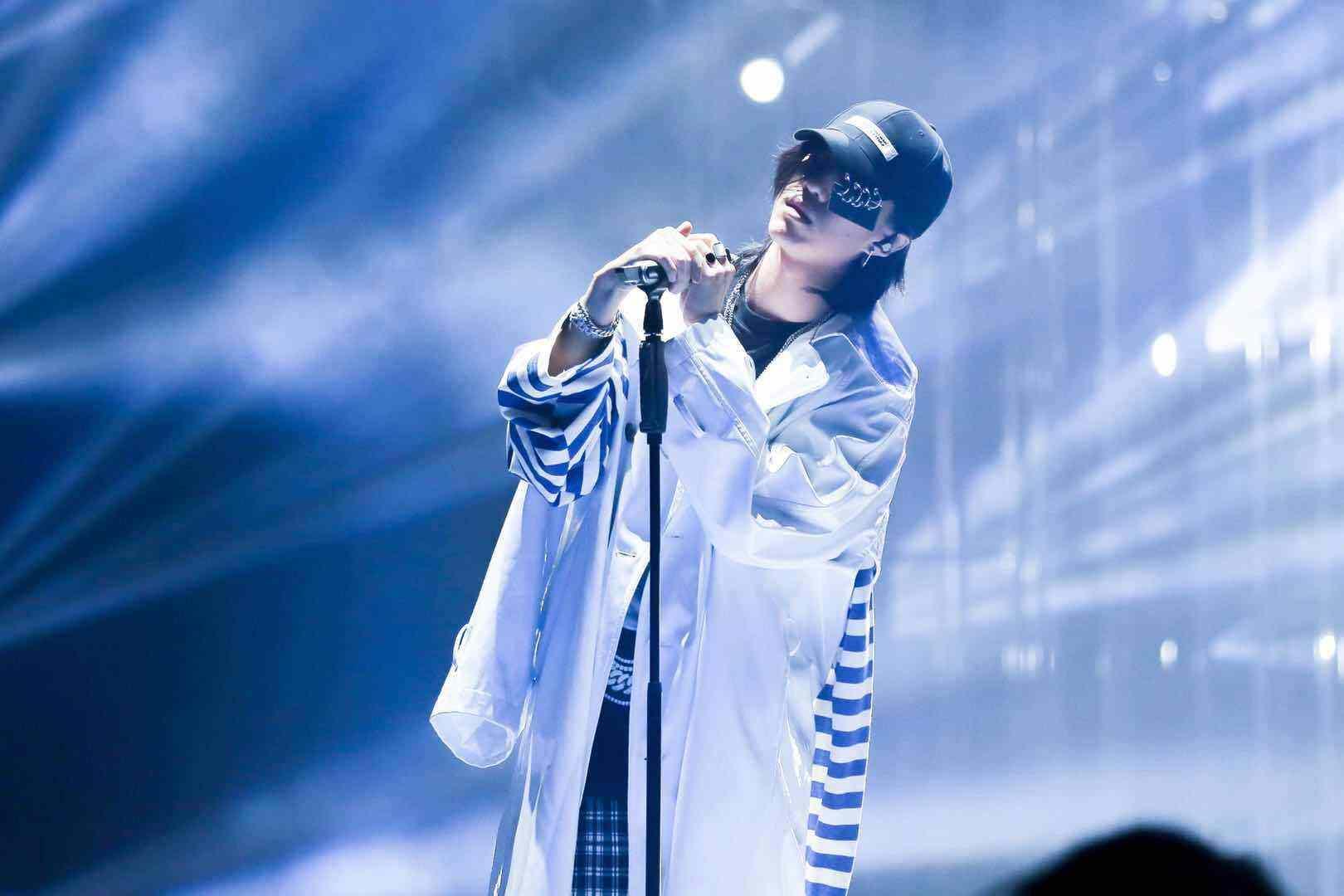 台上“潮音”焦点，台下街头典范，潮音偶像的时尚穿搭之道