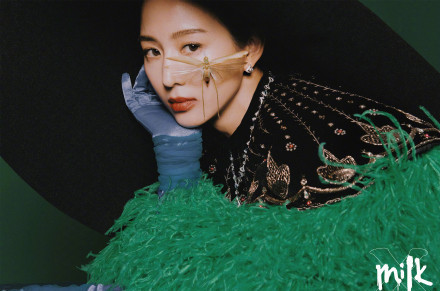 张钧甯登上《Milk》杂志，把虫子放脸上凹造型，眉毛吓到飞起！