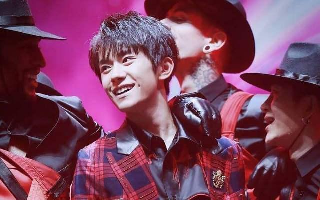 易烊千玺蔡徐坤颜值合体术,易烊千玺蔡徐坤红毯对比图