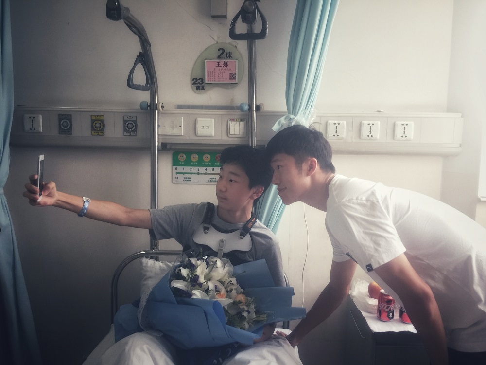 暖心!张晓彬探望患病苏宁小球迷愿足球的力量助王烁战胜病魔