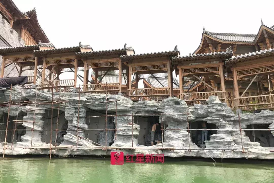 一边是亭台楼阁一边是“魔法学校”，这个“美术帝国”有点……