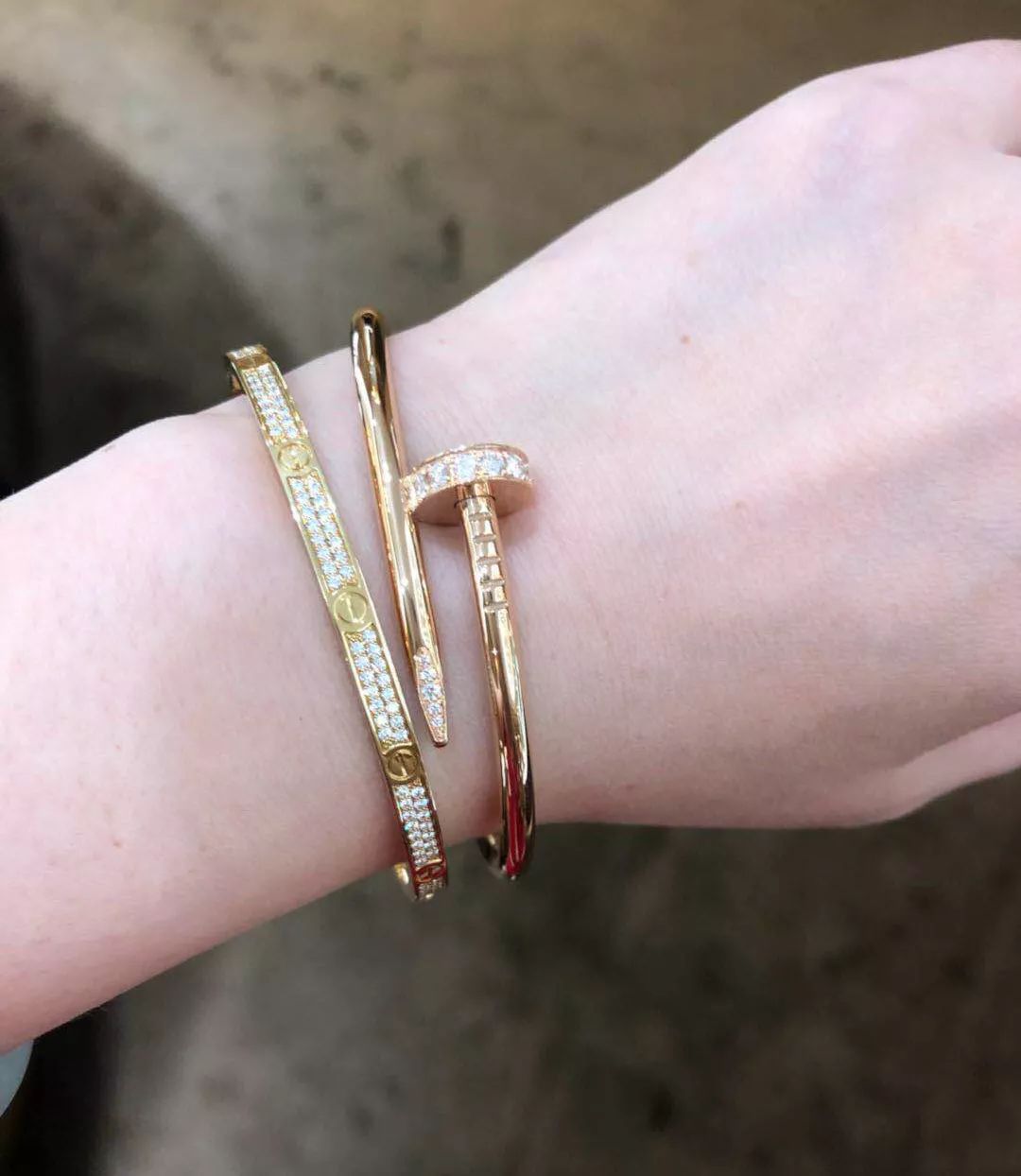 卡地亚手镯钉子和经典款对比,卡地亚钉子手镯保值吗