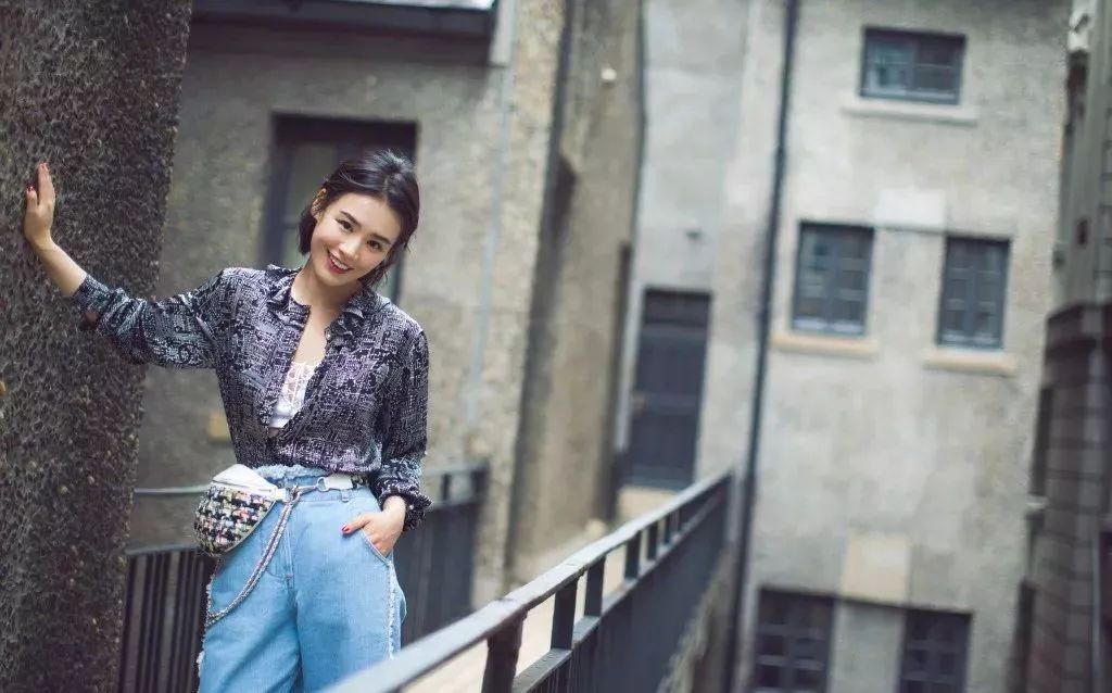 方便好看又无需打理的短发造型,给大家分享一款短发造型教程