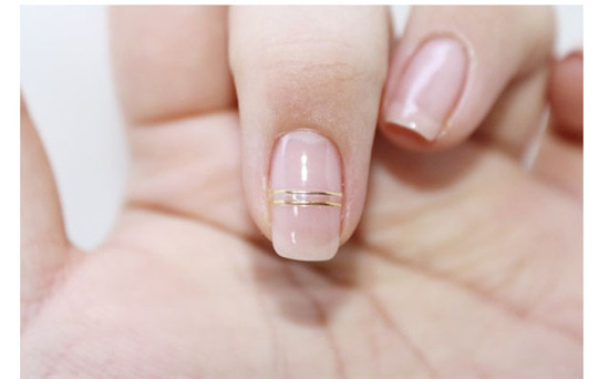 裸色贝壳片美甲教程,细闪法式边框美甲教程