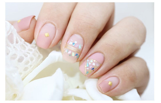 裸色贝壳片美甲教程,细闪法式边框美甲教程