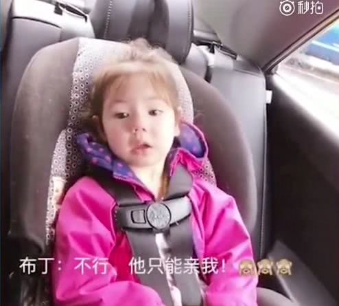 小姑娘跟妈妈争宠,小姑娘跟妈妈争老公