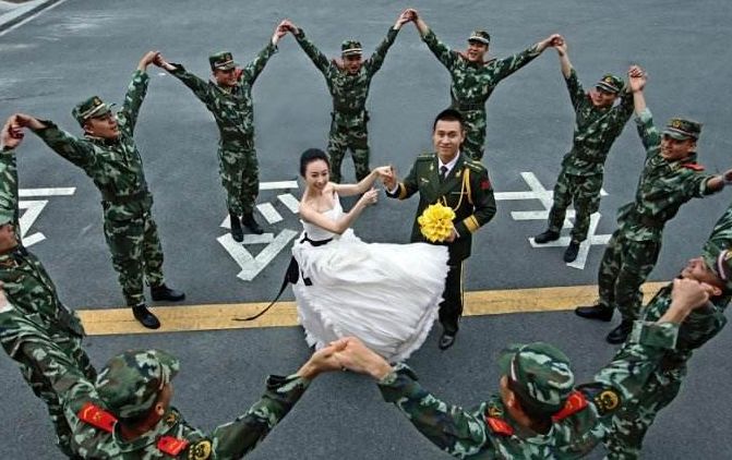 男朋友是军人,当一名军嫂是什么体验?这两位女人的回答截然相反